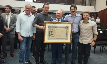 Alep homenageia empresário com título de cidadão honorário e reúne lideranças de Quedas do Iguaçu