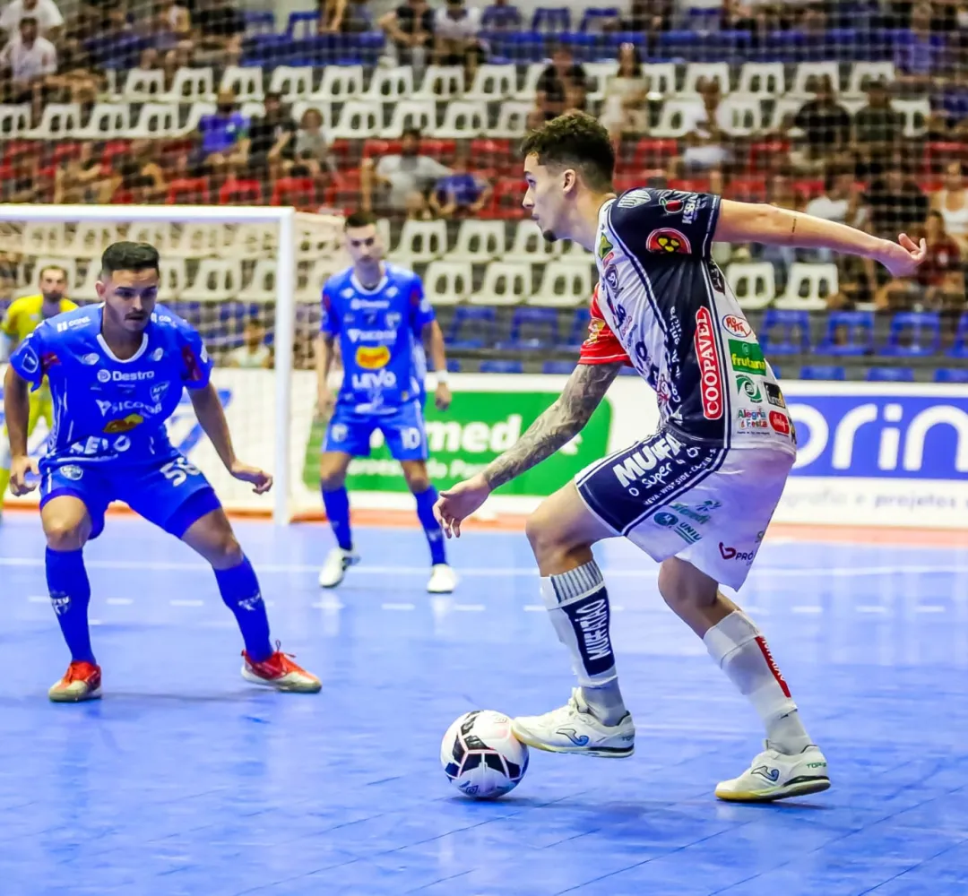 Os dois times empataram em 3 a 3 pela Liga