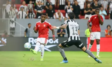 Danilo faz golaço, mas Botafogo cede empate ao Inter pelo Brasileiro