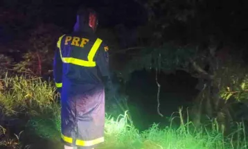 Caminhão cai na Represa do Capivari na BR-116; criança morre e pai está desaparecido