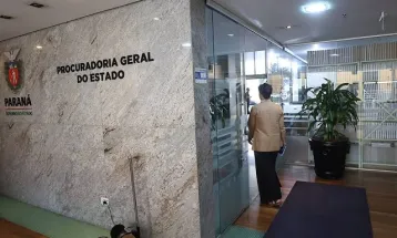 Projeto de Ratinho que mexe em honorários da PGE avança na Alep enquanto remunerações chegam a R$ 70 mil no Paraná