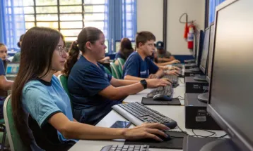 Estudantes da rede estadual do PR têm até quinta para fazer cadastro de emprego e CTPS Digital