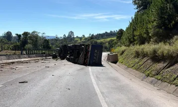 Caminhão tomba na Serra do Cadeado e interdita parcialmente a BR-376 em Mauá da Serra