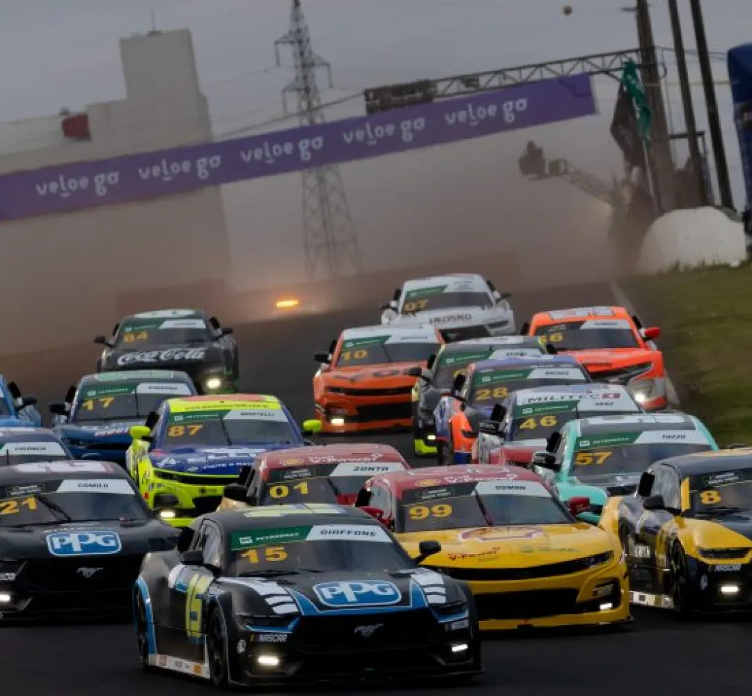Sábado com corrida da Nascar