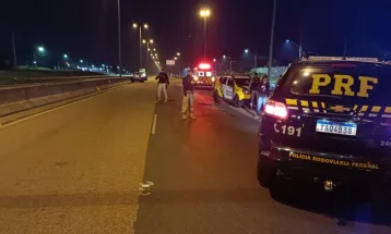 Policial fica ferido após viatura ser atingida por condutor embriagado na RMC; motorista foi preso