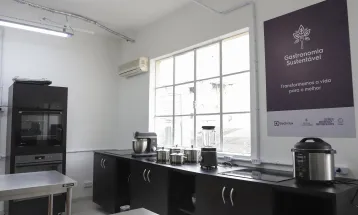 Com foco em emprego imediato, novo espaço de gastronomia qualifica curitibanos e imigrantes