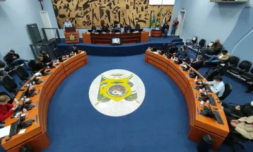 Mesmo com salários acima de R$ 10 mil, vereadores de Ponta Grossa aprovam reajuste e ampliam gasto público