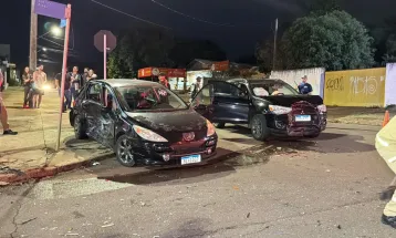 Motorista fura preferencial na Avenida Brasil, bate em dois carros e é preso com 2,0 mg/l de álcool