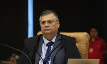 Flávio Dino dá 48 horas para Câmara explicar viagem de Mário Frias ao exterior