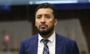 Deputado Adriano José recebe aposentadoria enquanto mantém mandato e verba pública entra na mira