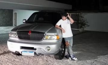 Filho de Gugu Liberato abre garagem e revela SUV raro que era o xodó do pai