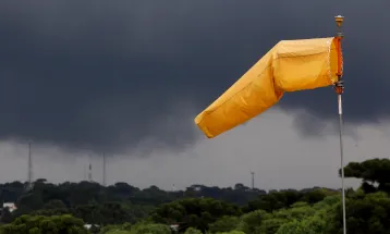 Temporais e frente fria colocam todo o Paraná em alerta; chuva pode passar de 100 mm e temperaturas despencam