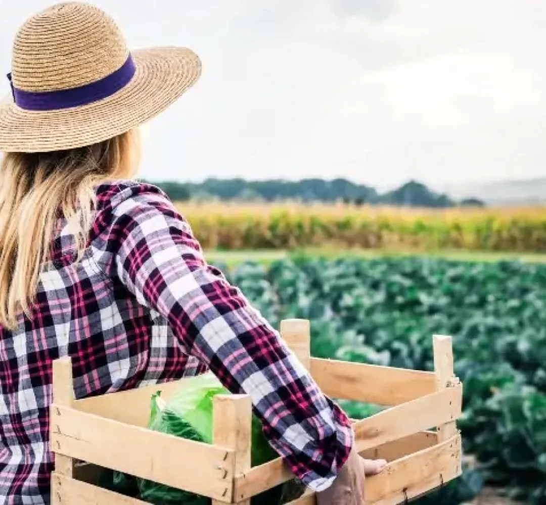 mulher no campo agro