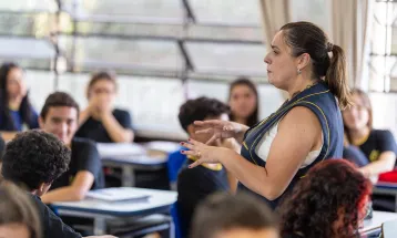 Servidores da Educação do PR cobram promessa de Ratinho sobre pagamento de anuênios