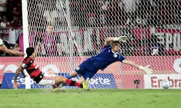 Coritiba tem jogador expulso e é derrotado pelo Flamengo no Rio