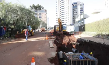 Obra de R$ 3,7 milhões avança para combater alagamentos na região central de Cascavel