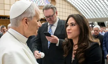 Papa Leão XIV nomeia primeira mulher para comandar comunicação do Vaticano