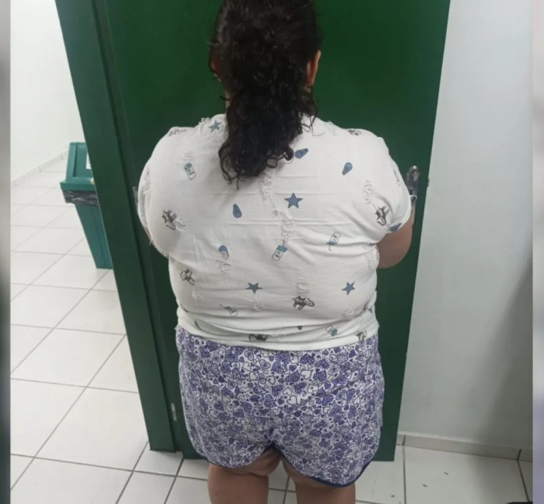 Mulher finge ser criança em adoção