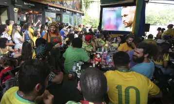 Cobrança de ingresso e consumação mínima em bares durante a Copa do Mundo exige transparência, orienta Abrabar