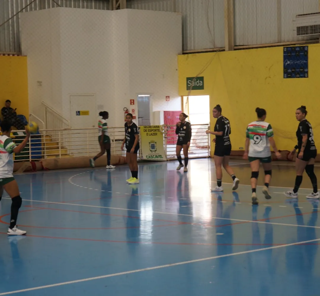 As meninas fizeram o primeiro jogo em casa