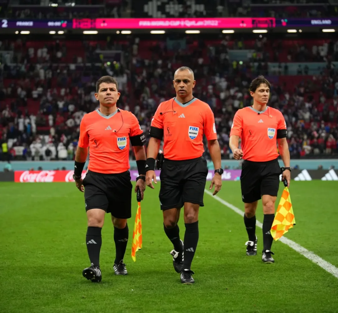 Arbitragem brasileiro no jogo de abertura