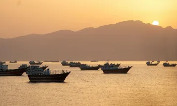 Petróleo cai e apaga ganhos da guerra após retomada da navegação no Estreito de Ormuz