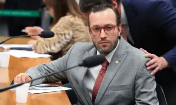 TRE-PR multa Filipe Barros por impulsionamento de vídeos contra Gleisi