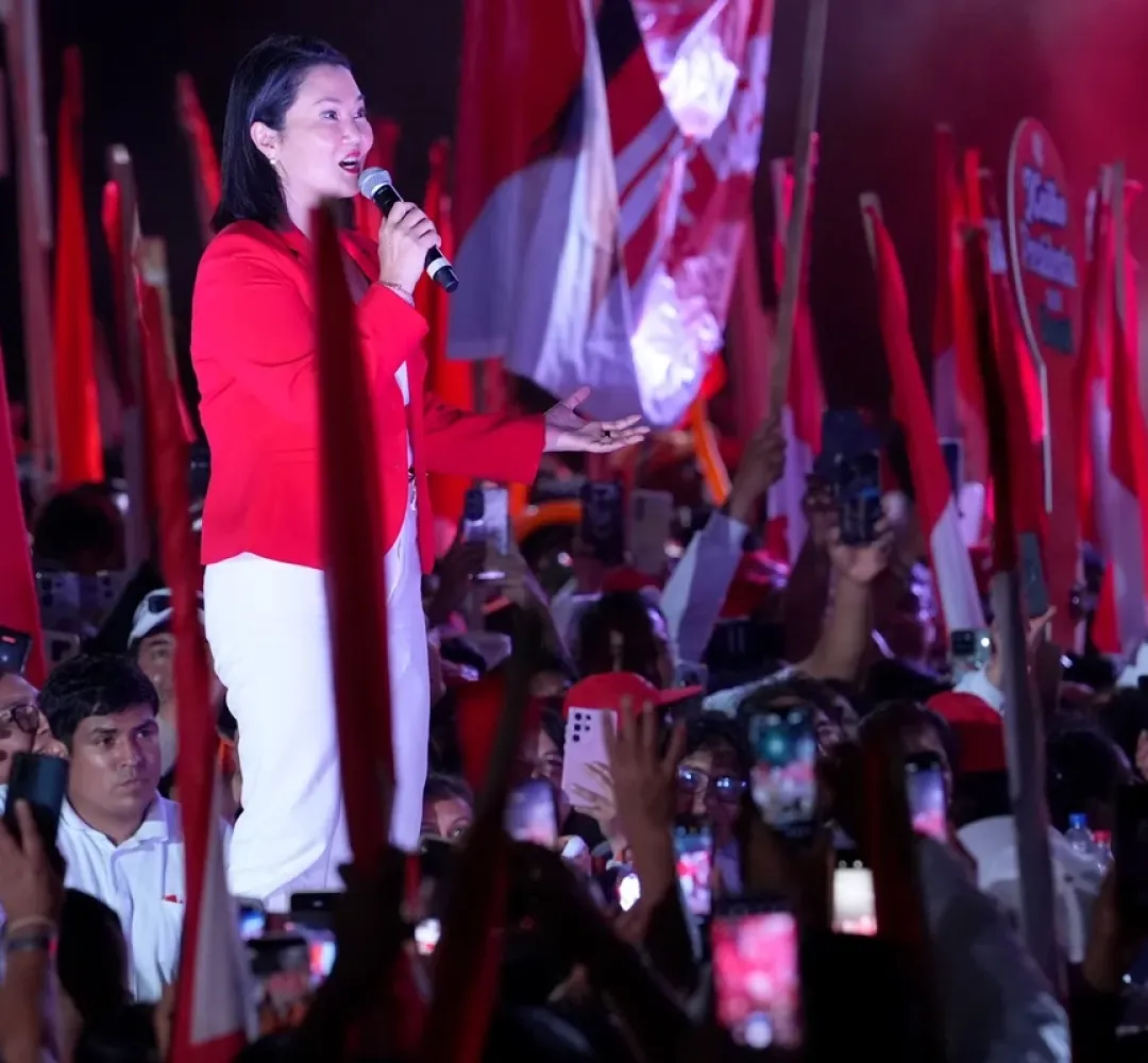 Keiko com apoiadores do seu partido em Lima