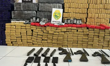 PM apreende 660 kg de maconha e peças de fuzis na Grande Curitiba