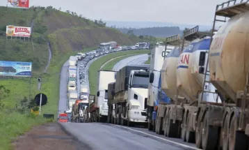 Caminhoneiros anunciam paralisação e cobram votação da MP do Frete