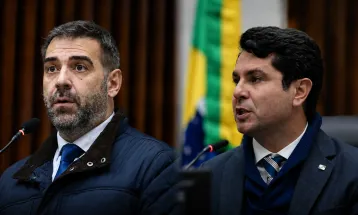 “Tem que se informar antes de falar”: Alexandre Curi enquadra Denian Couto em plenário