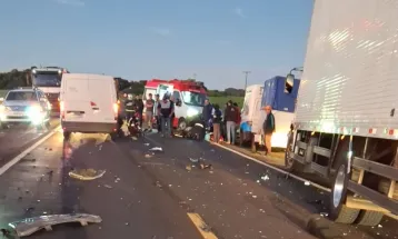 Colisão frontal entre moto e van deixa dois mortos na BR-373, em Candói