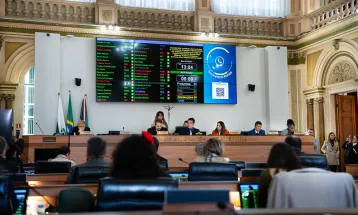 Câmara de Curitiba aprova projeto inspirado no modelo cívico-militar em meio a críticas e questionamentos