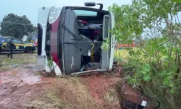 Ônibus com 22 passageiros tomba após colisão com carro na BR-277 em Cascavel