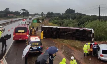 PRF confirma 15 feridos em tombamento de ônibus na BR-277 em Cascavel; 3 em estado grave