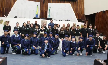 Câmara de Quedas do Iguaçu leva estudantes à Alep e ao Palácio Iguaçu para incentivar cidadania