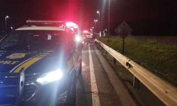 Homem morre em acidente na BR-376 após carro bater em caminhão em Guaratuba