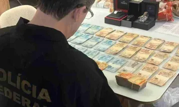 PF faz operação contra grupo suspeito de contrabando de cigarros e lavagem de dinheiro no Paraná