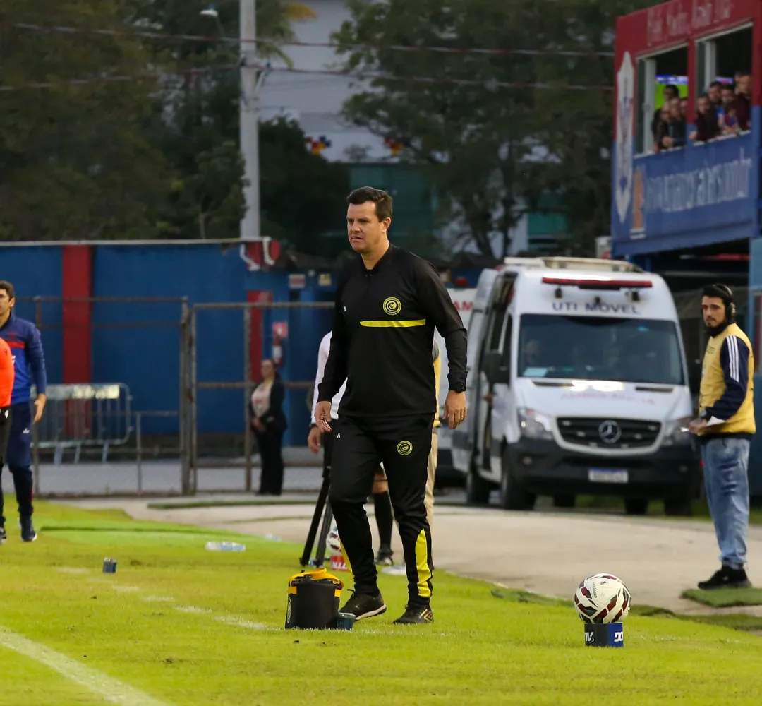 Cesar Bueno, técnico do Cascavel