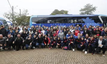 Prefeitura entrega dois novos ônibus para transporte de atletas e paratletas de Cascavel