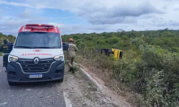 Ônibus com romeiros tomba no Ceará e provoca morte de duas pessoas