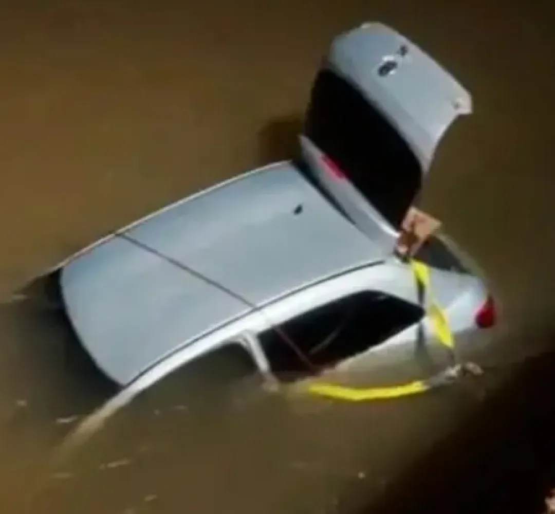 carro caiu na agua