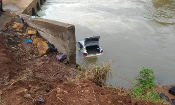 Bombeiros encontram corpo de menina após carro cair em rio em Rio Bonito do Iguaçu