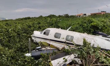 Avião de pequeno porte cai em praia de Navegantes e deixa dois homens gravemente feridos