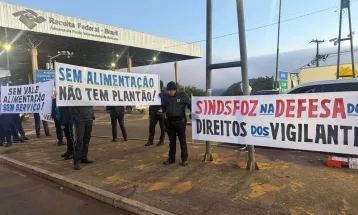 Vigilantes protestam na Ponte da Amizade por salários atrasados e ampliam pressão contra empresa de segurança