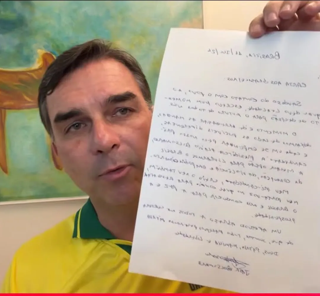Flávio Bolsonaro apresenta carta do pai