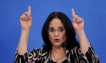 Damares deixa campanha e oferece até R$ 500 mil por vídeo íntimo de Flávio Bolsonaro
