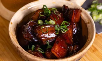 HONG SHAO ROU (红烧肉): O PORCO VERMELHO BRASEADO QUE ATRAVESSOU SÉCULOS