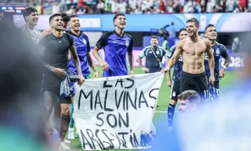 Por que jogadores da Argentina exibiram faixa sobre as Ilhas Malvinas após vitória sobre a Inglaterra?