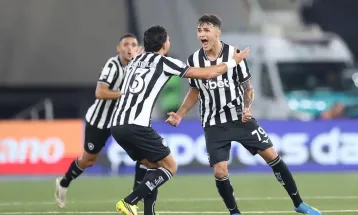 Botafogo vence o Santos nos acréscimos e sobe na tabela; Vitória derrota o Vasco na volta do Brasileirão